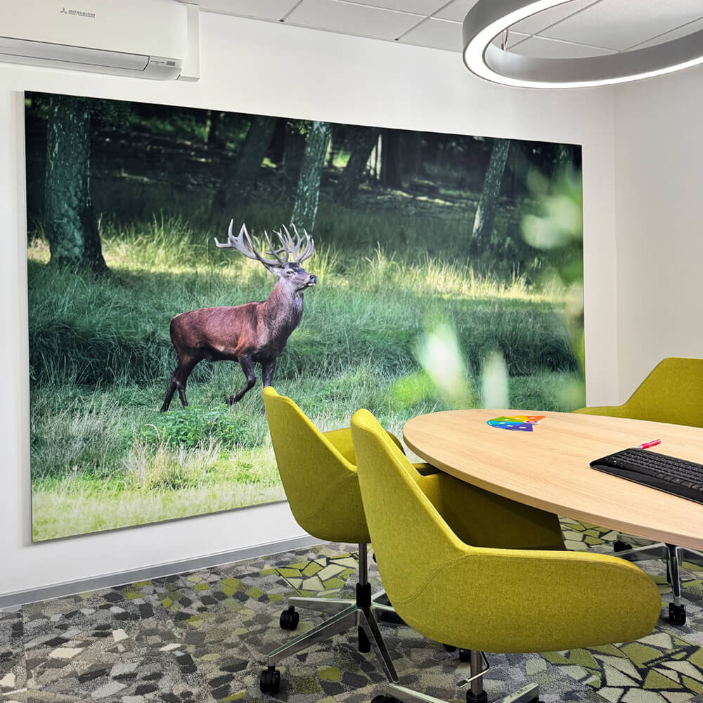 Primex Akustikbild mit Hirsch-Motiv in einem Besprechungszimmer der Sparkasse zur Optimierung der Sprachverständlichkeit