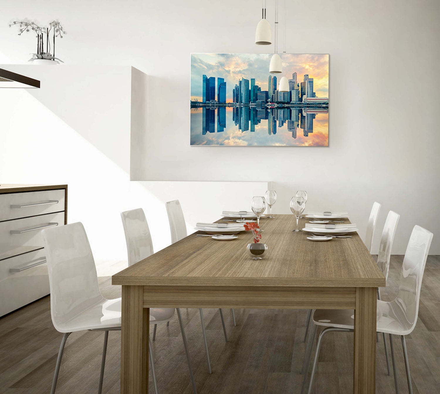 Moderner Essbereich mit Holztisch und weißen Stühlen; an der Wand hängt ein großes Akustikwandbild mit einer Skyline, die sich im Wasser spiegelt, vor einem farbenfrohen Sonnenuntergang.