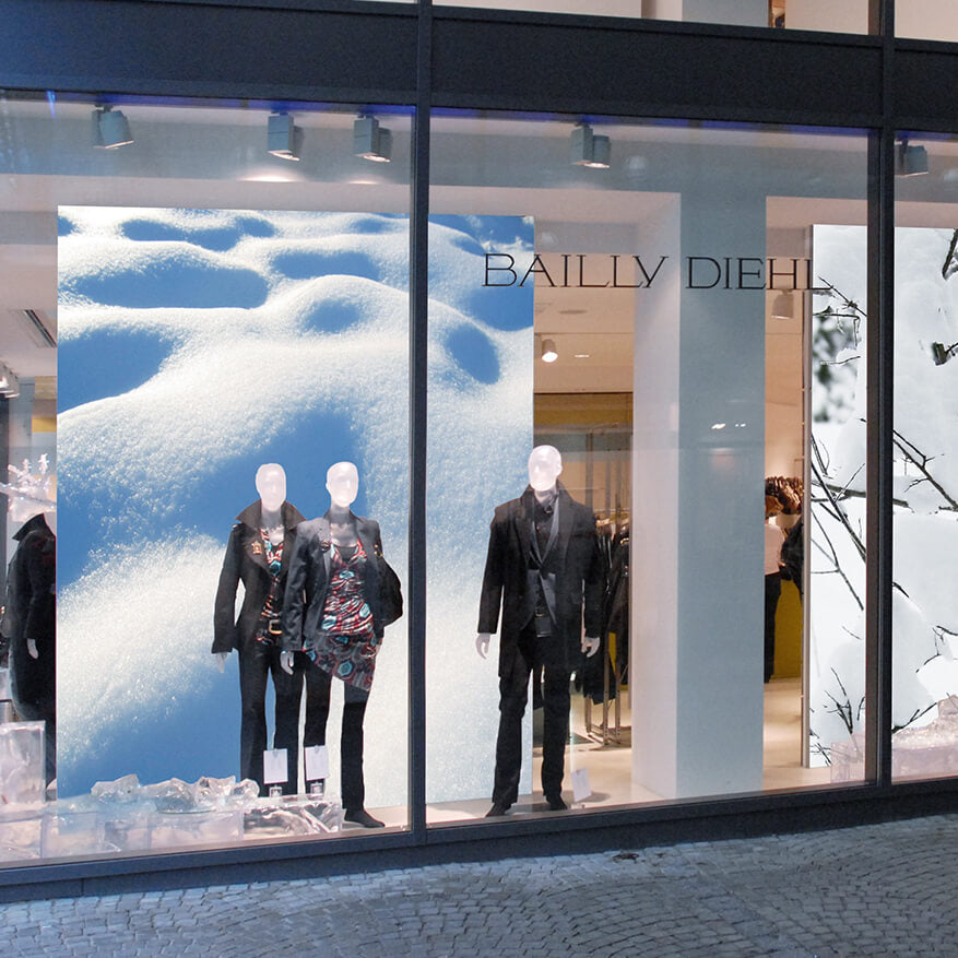 Schaufenster mit großformatigen LED-Leuchtrahmen.