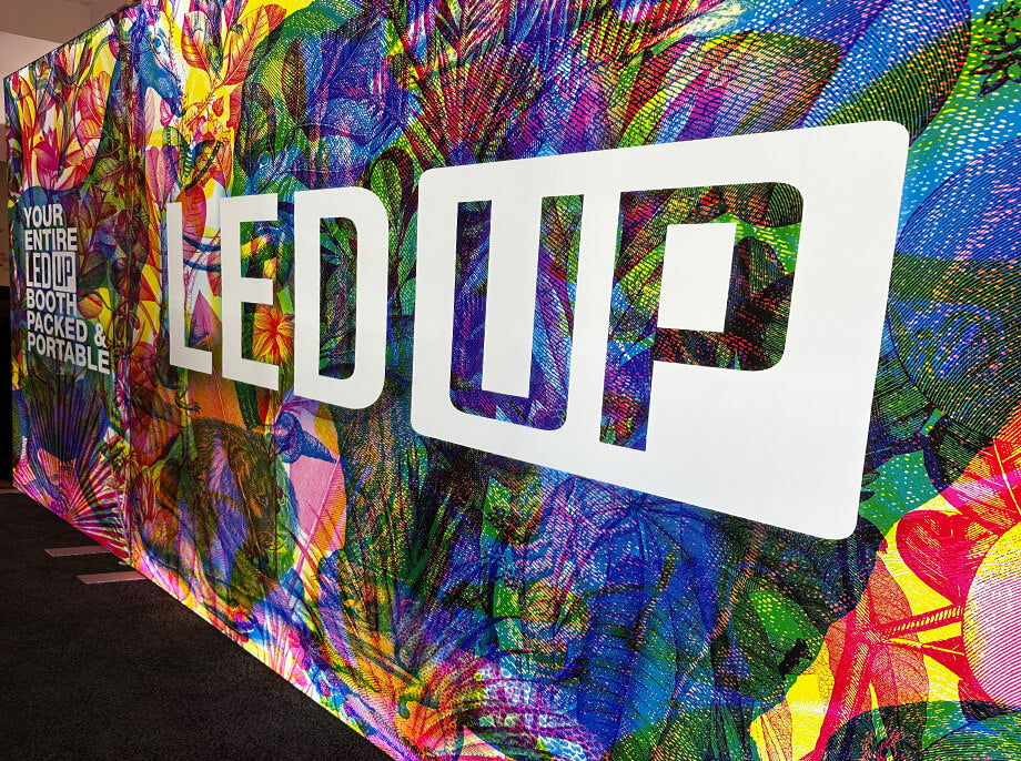 XXL LED-Messewand mit farbenfrohem Design und großem „LED UP“-Schriftzug.