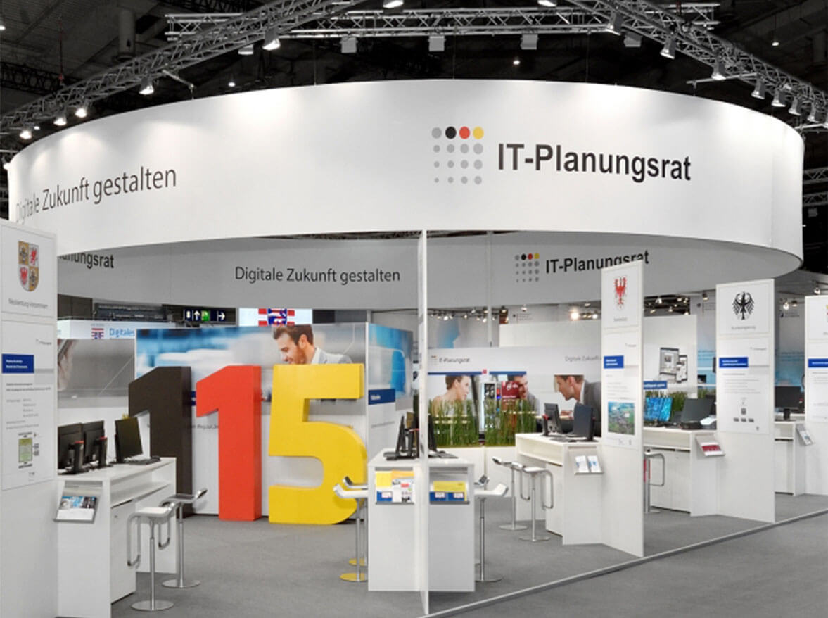 Messestand mit großem, rundem Deckenhänger als zentrales Gestaltungselement.