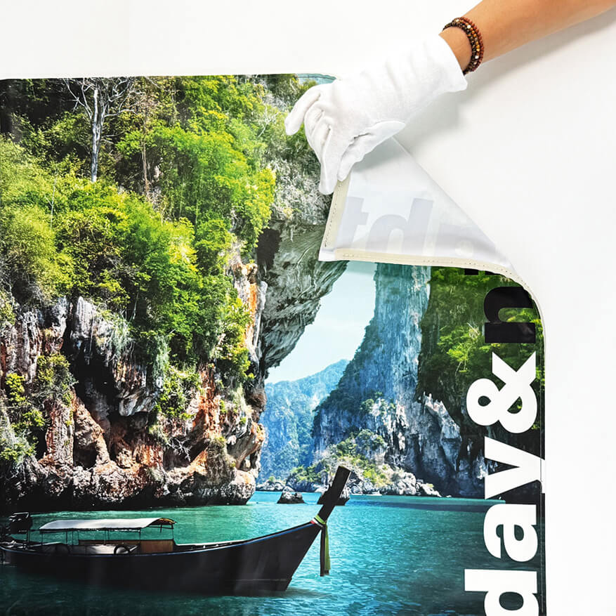 XXL-Textildruck im Quadratformat mit Landschaftsmotiv, beim Anbringen an der Wand.