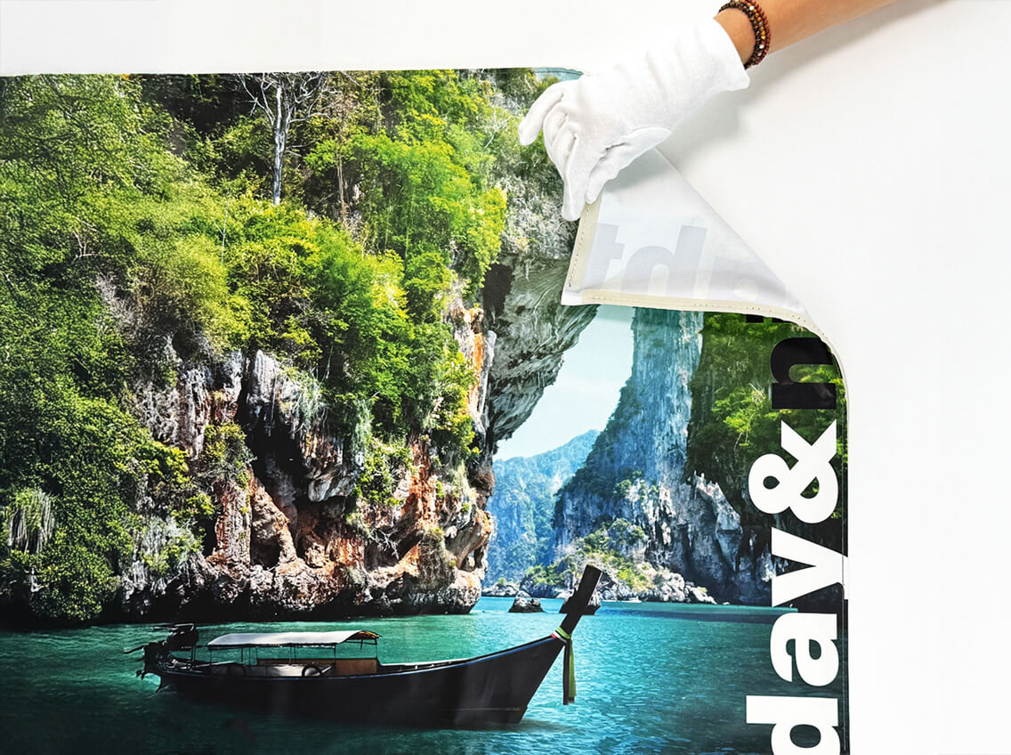 XXL-Textildruck im Quadratformat mit Landschaftsmotiv, beim Anbringen an der Wand.