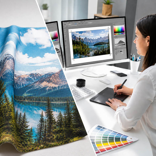 Grafikdesignerin beim Premium-Datencheck am Monitor neben einem unkonfektionierten Textil-Andruck mit Landschaftsmotiv.