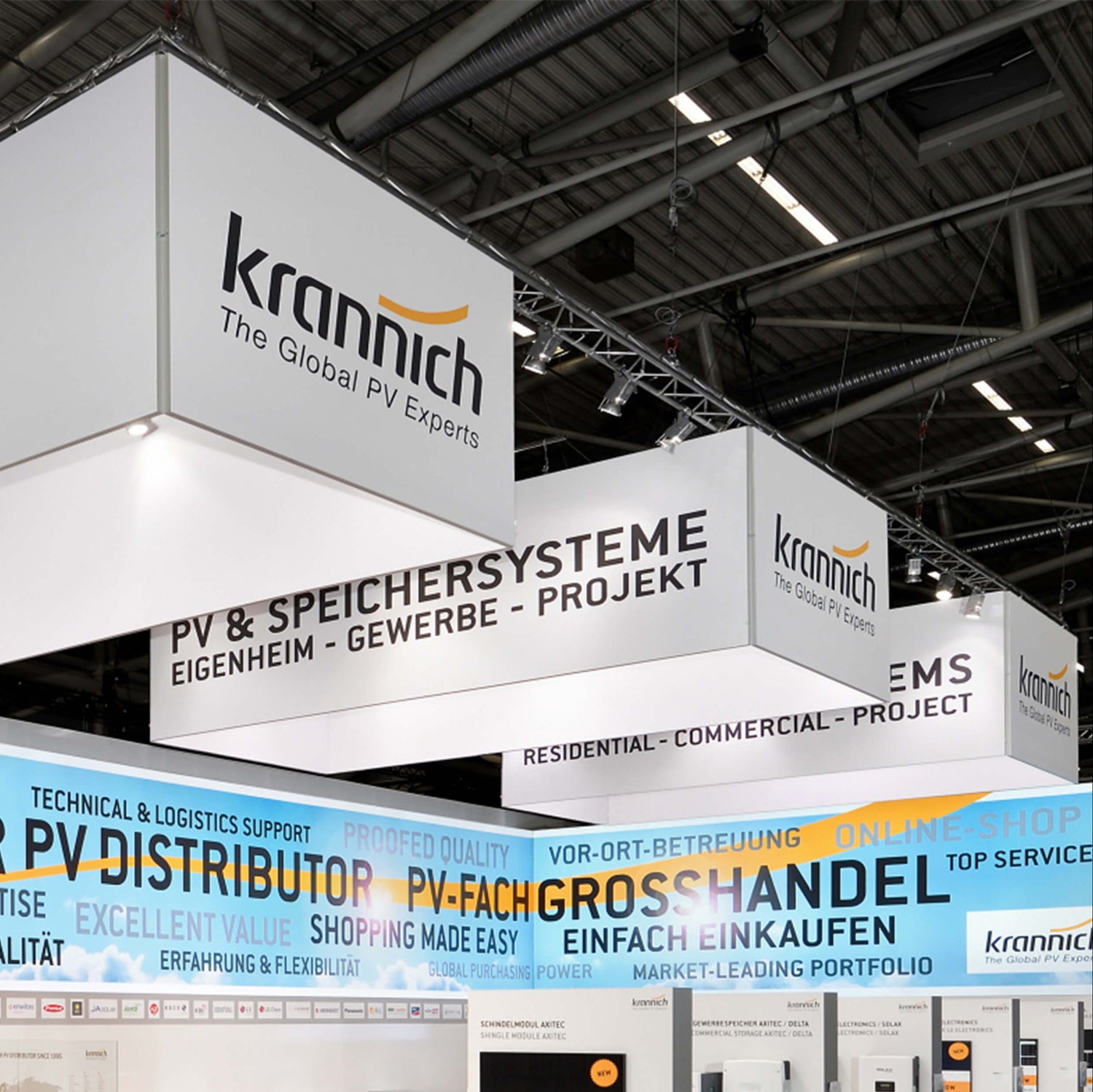 Weiße Deckenhänger auf einer Messe, schwebend über einem Messestand zur Fernsicht und Markenpräsentation