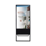 Frontalansicht eines schwarzen 43-Zoll-Indoor-Kundenstoppers mit digitalem Display und Hotelwerbung.