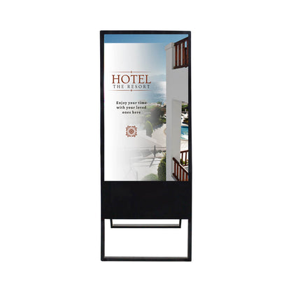 Frontalansicht eines schwarzen 43-Zoll-Indoor-Kundenstoppers mit digitalem Display und Hotelwerbung.