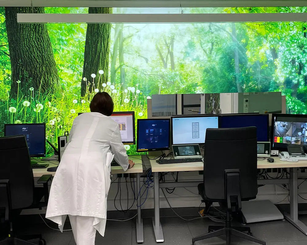 Primex Lichtwand mit Waldmotiv in einem Technikraum des Klinikums Darmstadt