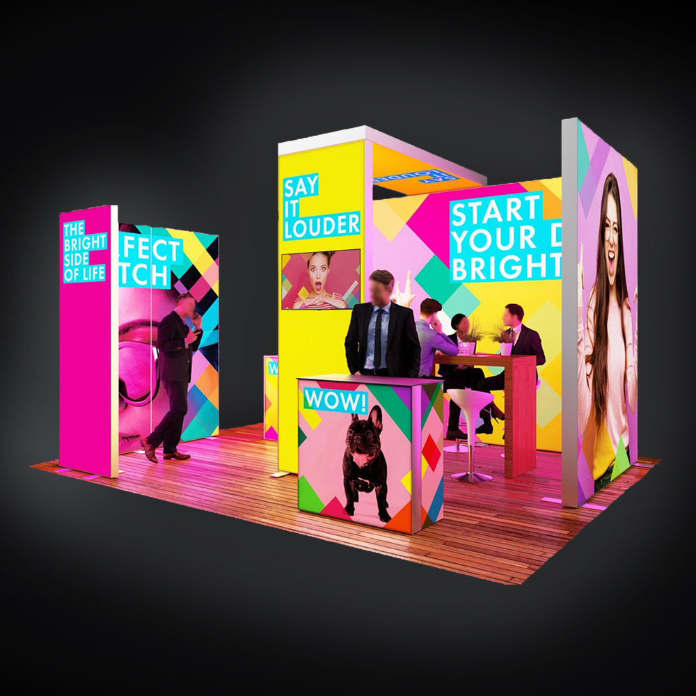 Farbenfroher Messestand mit beleuchteten Wänden in Pink, Gelb und Türkis, einer Theke vorne und einem hohen Tisch mit Barhockern im Inneren.