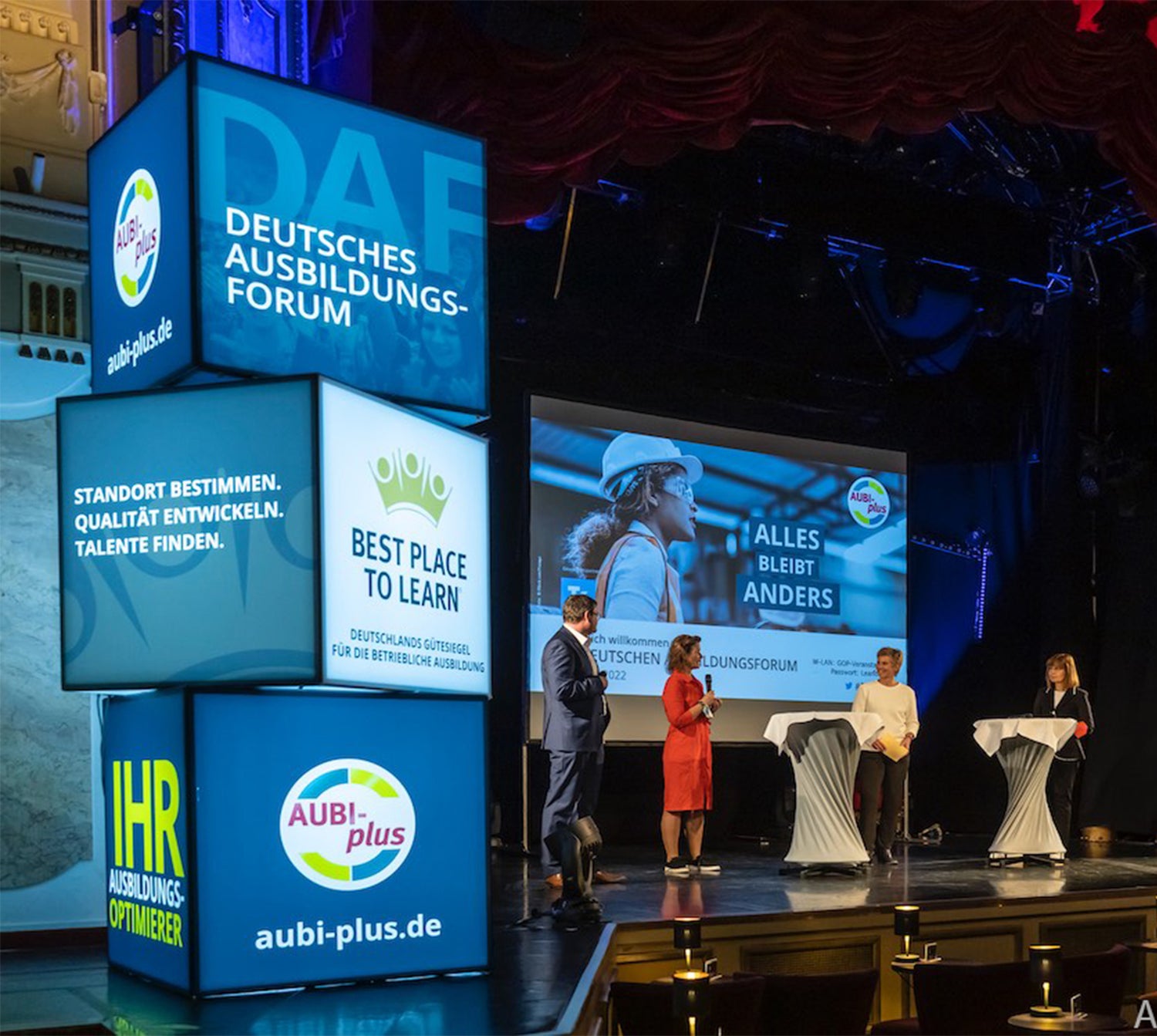 LED-Messewürfel mit verschiedenen Sprüchen in blauem Design auf der Bühne des Deutschen Ausbildungsforums.