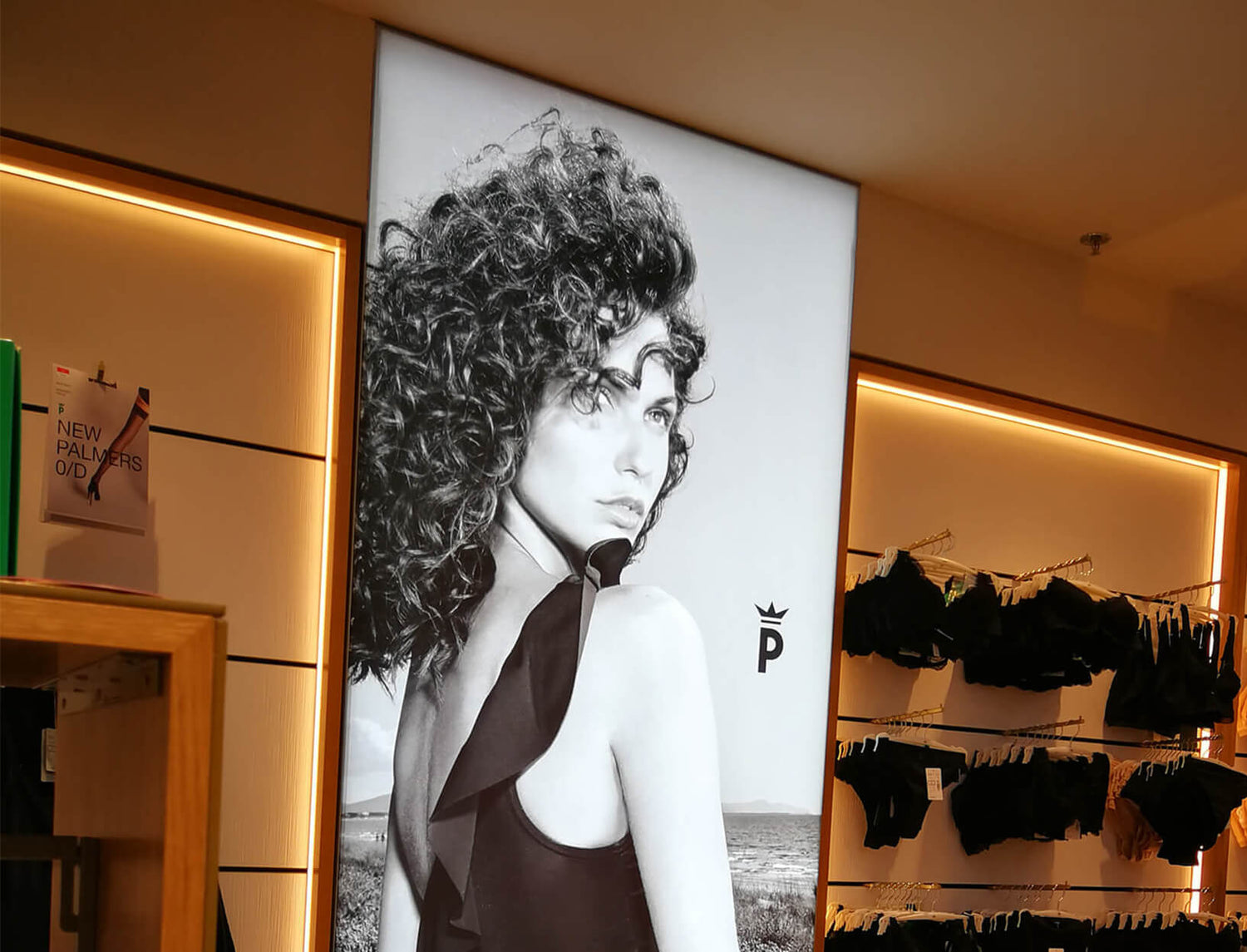 Palmers LED-Lichtwand mit Schwarz-Weiß-Motiv einer Frau zur Präsentation von Badeanzügen.
