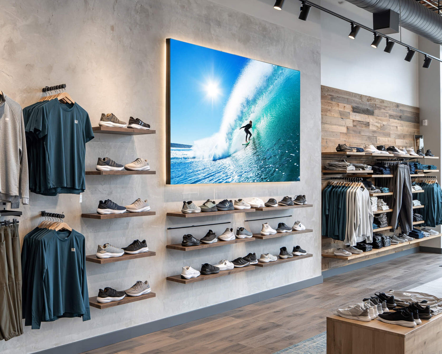 Primex LED-Lichtwand mit einem Surfermotiv in einem Sport Geschäft zur Marken-Inszenierung.
