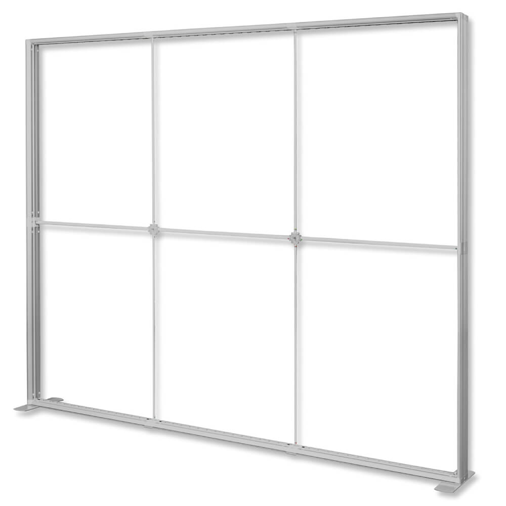 Messewand aus Aluminiumprofilen, ohne Textildruck, mit integrierter Beleuchtung.“