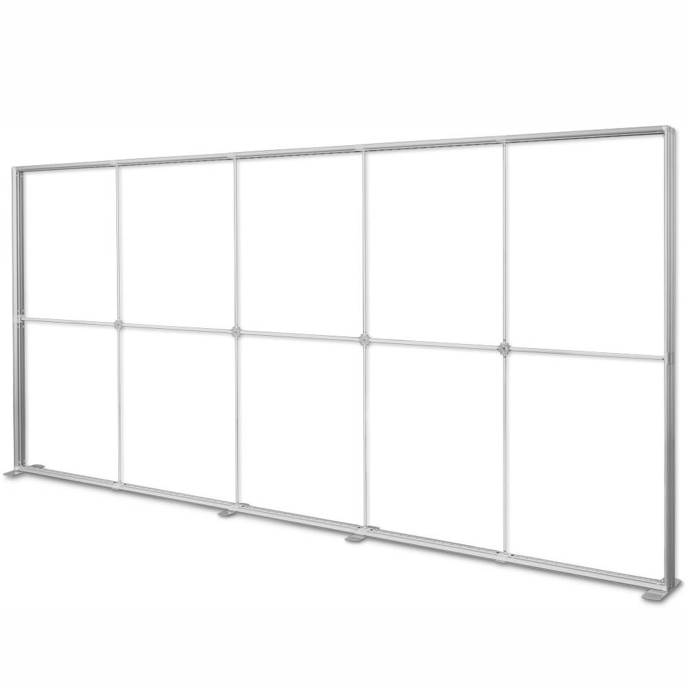 Messewand aus Aluminiumprofilen, ohne Textildruck, mit integrierter Beleuchtung.