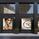 Outdoor-Rahmen mit hinterlegten Schmuckgrafiken im Schaufenster eines Retail-Stores. Wetterfeste Lösung für Markeninszenierung, Fassadenwerbung und hochwertige Produktpräsentation.
