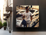 Großformatiges Outdoorwerbung in einem PR80 Outdoorrahmen an einer Gebäudefassade, zeigt ein Modefoto mit einem Mann vor einer luxuriösen Yacht im Sonnenuntergang.