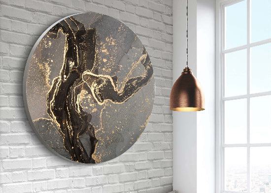 Gemütlicher Essbereich mit Holztisch und Sitzbank vor weißer Ziegelwand, dekoriert mit einem runden Akustikbild in schwarzer Marmoroptik mit goldenen Adern.