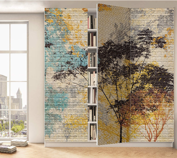 Schranktüren mit künstlerischem Baum-Motiv in Blau-, Gelb- und Brauntönen, die sich seitlich öffnen und ein integriertes Bücherregal freigeben.