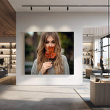 Primex Textilspannrahmen mit 44 mm Profiltiefe und großformatigem Fashion-Motiv in einem modernen Retail-Store mit Schaufenster und Warenpräsentation.