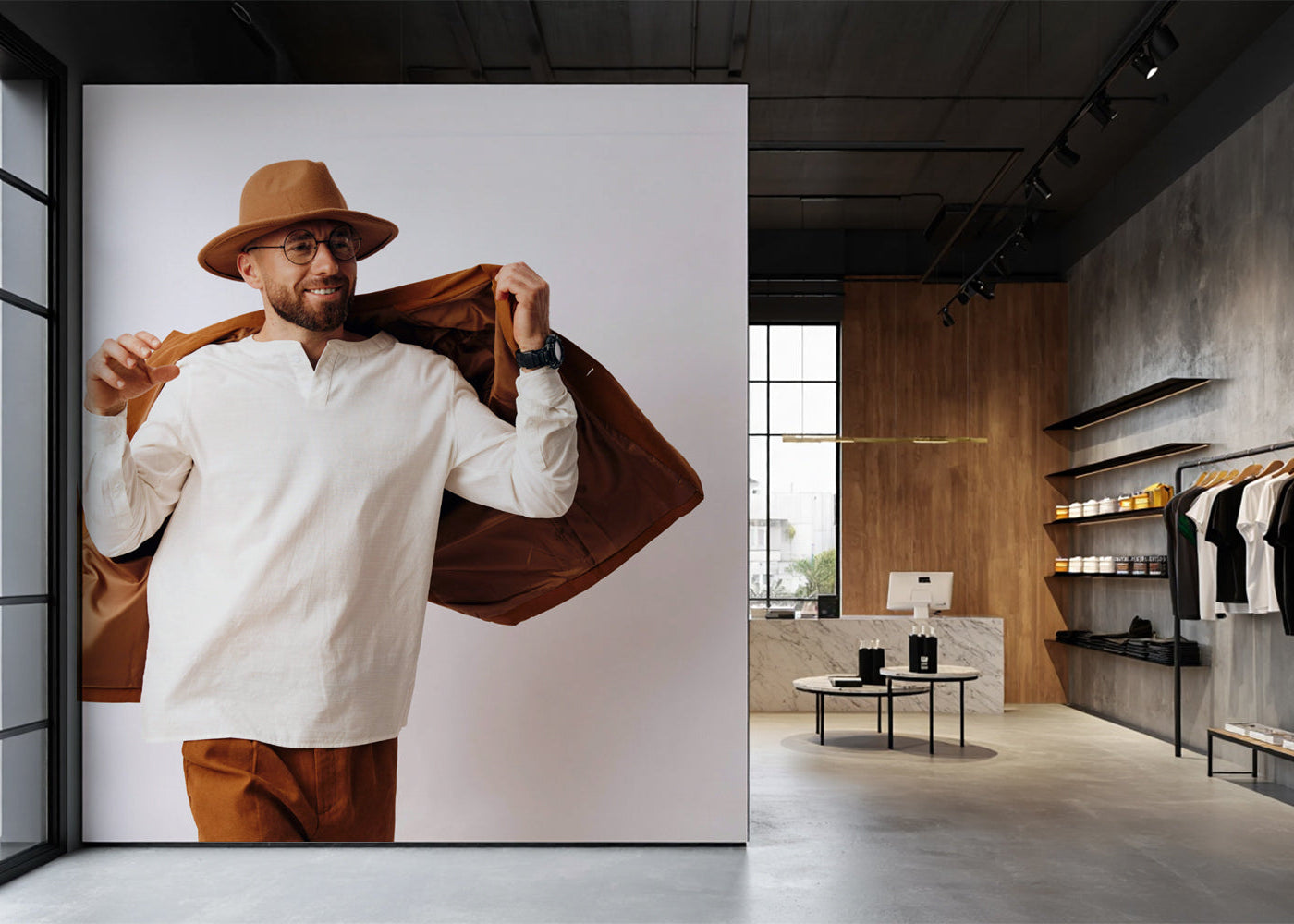 Trennwand im Einzelhandel mit einem Motiv, das eine Person zeigt.