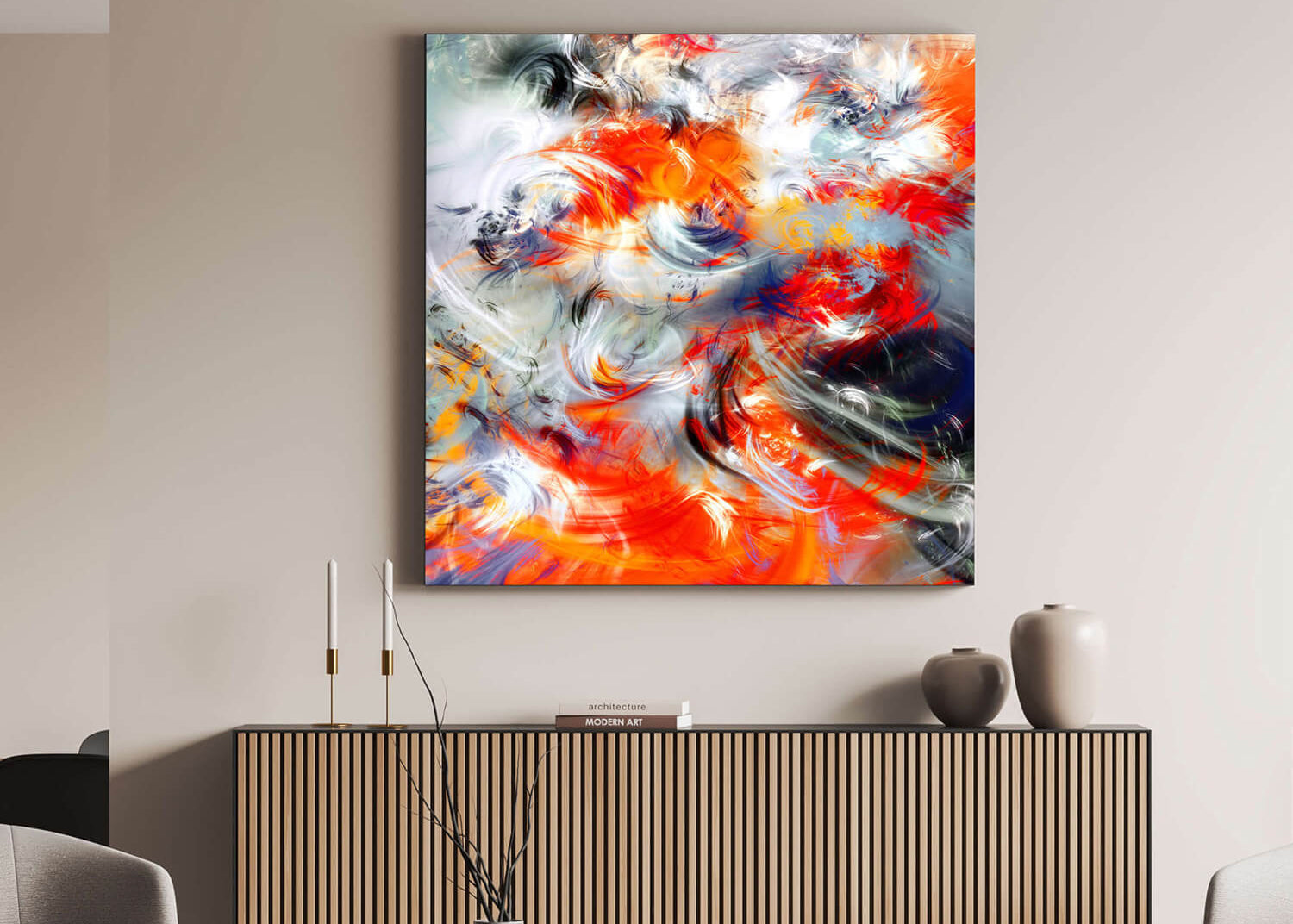 Modernes Wohnzimmer mit Sideboard ; an der Wand hängt ein farbenfrohes abstraktes Akustik Wandbild in Rot-, Orange- und Blautönen.