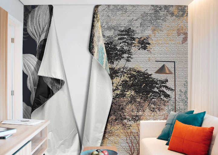 Wohnbereich mit textiler Wandverkleidung im Wechselmotiv, teils zurückgezogene Stoffbahnen mit Naturmotiven.