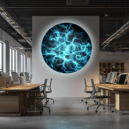 Großraumbüro mit einem runden, beleuchteten Textilspannrahmen mit schwarz-blauem Motiv.
