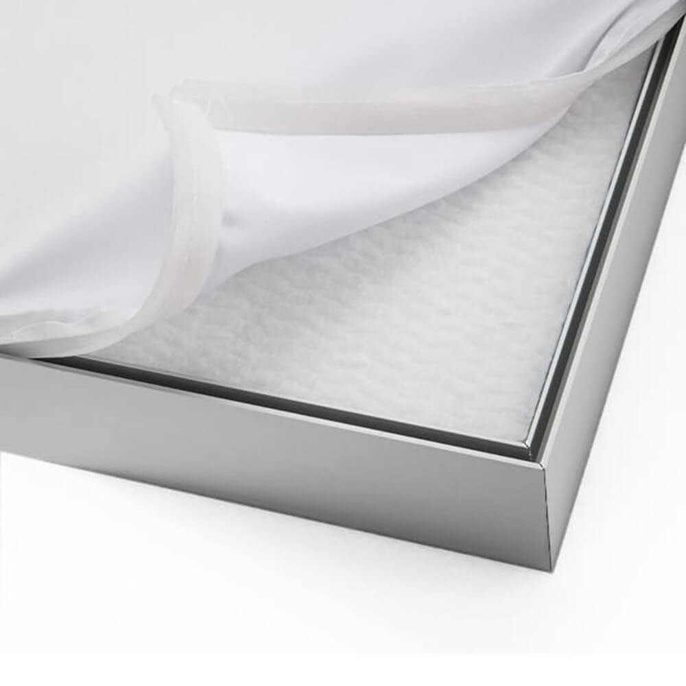 Detailansicht eines Akustikbildes mit Akustikvlies, Spannstoff und Aluminiumprofil zur Optimierung der Raumakustik und hochwertigen Wandgestaltung.