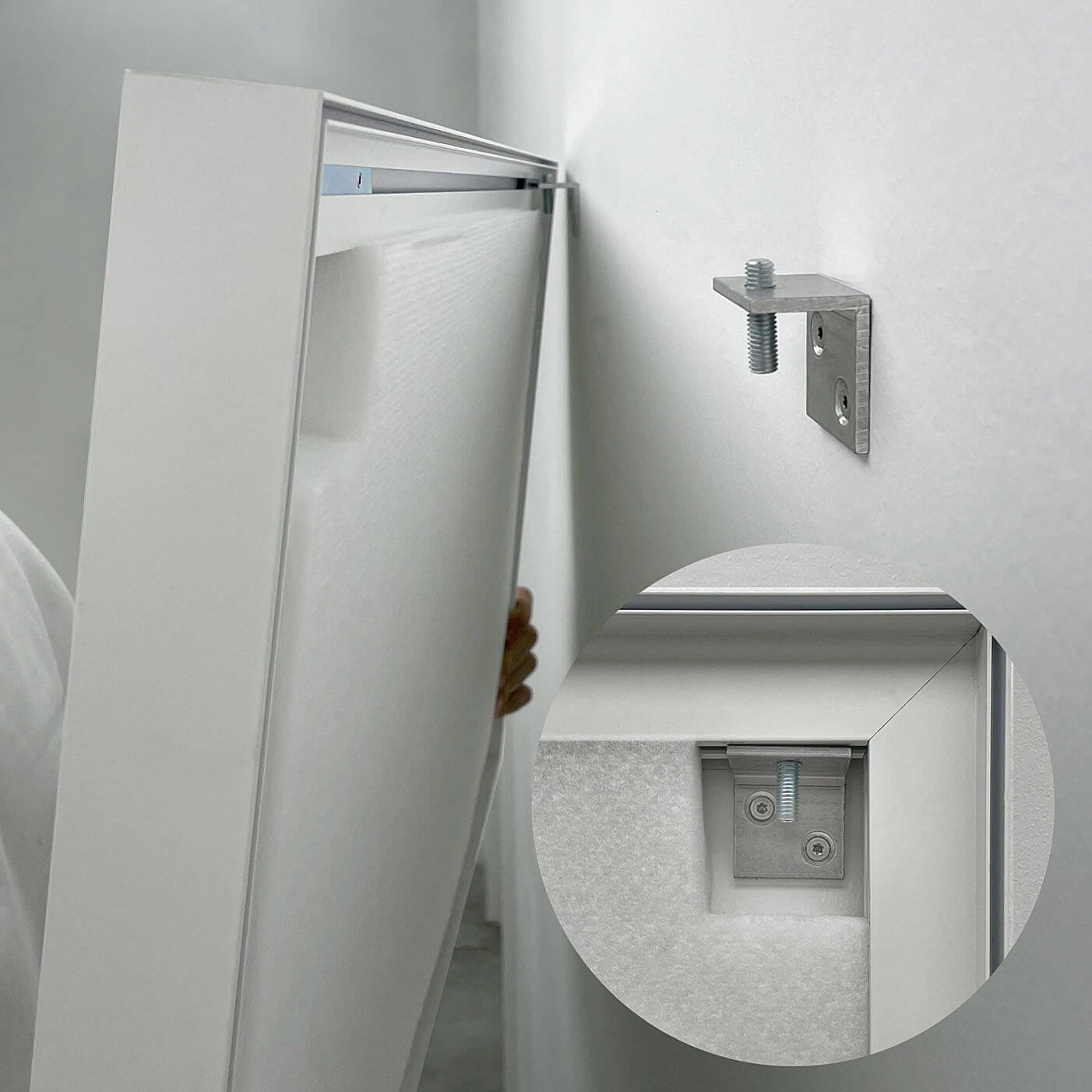 Detailansicht der Montage des SILMEA Pro Akustikbildes mit hochwertigen Materialien für nachhaltige und effiziente Akustiklösungen.