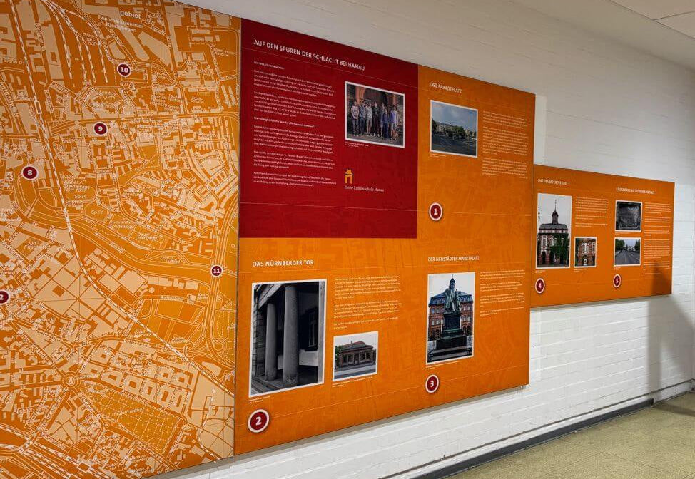 Textilspannrahmen 19 mm mit Informationsgrafiken zur Wandgestaltung im Schulflur