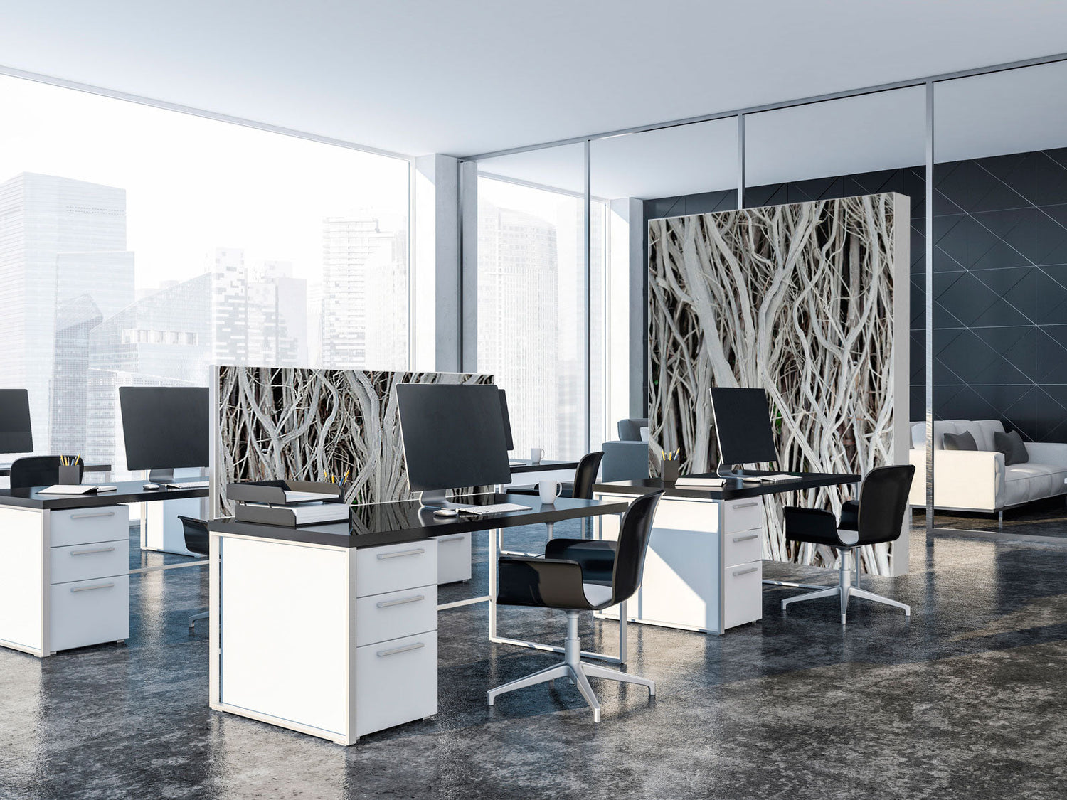 Tischtrennwand und Akustik-Raumteiler in einem Hochhaus Büro.