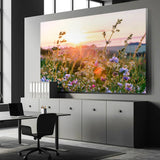 Rechteckiges Akustikbild mit Sonnenuntergang auf einer Blumenwiese, über einem Sideboard