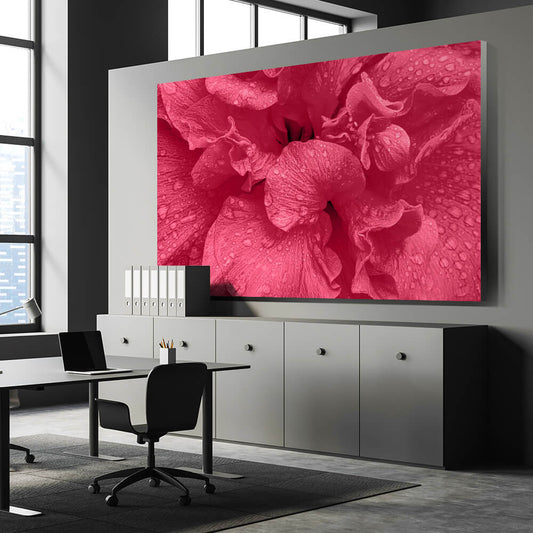 Rechteckiges Akustikbild mit Makroaufnahme  einer magentafarbenen Blüte über einem schwarzen Sideboard