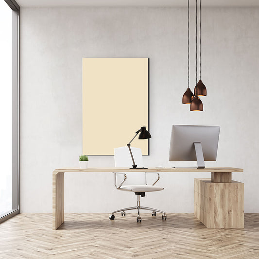 Rechteckiges Akustikbild in beige hinter einem Schreibtisch