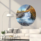 Rundes Akustikbild mit Wasserfall im modernen Wohnzimmer hängend über dem weißem Sofa.