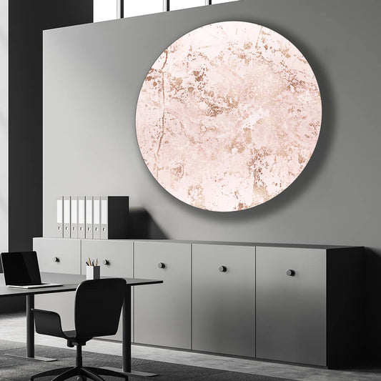 Rundes Akustikbild mit rosegoldener Marmoroptik über einem schwarzen Sideboard