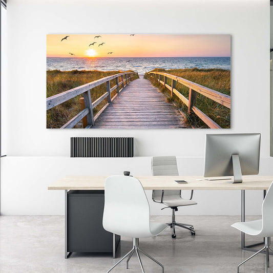 Rechteckiges Akustikbild eines Sonnenuntergangs am Meer, in einem Büro