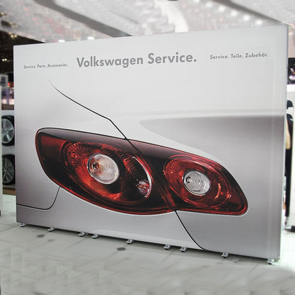 Freistehender Textilspannrahmen im Einsatz in einem Autohaus