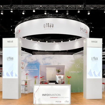 Deckenhänger "Eco Rund" mit Werbefläche Innen und Außen über einem Messestand hängend