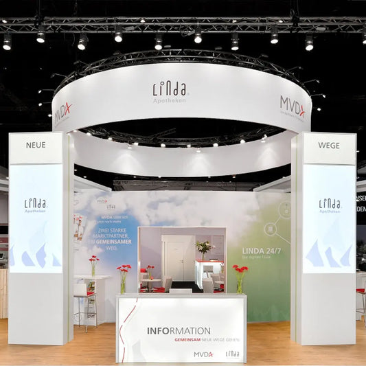 Deckenhänger "Eco Rund" mit Werbefläche Innen und Außen über einem Messestand hängend