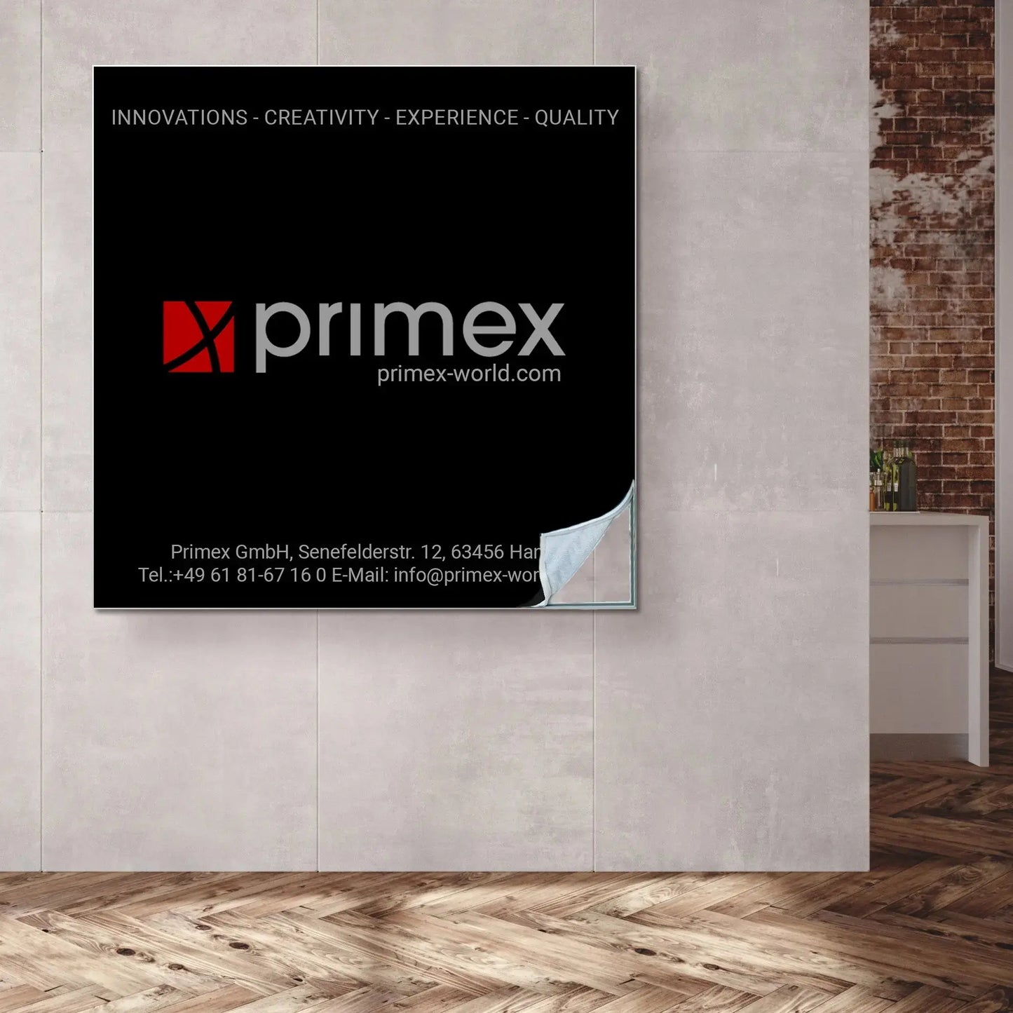 Textilspannrahmen von Primex bei der Wandmontage mit einfachem Textilwechsel als hochwertige und flexible Lösung für moderne Wandgestaltung.