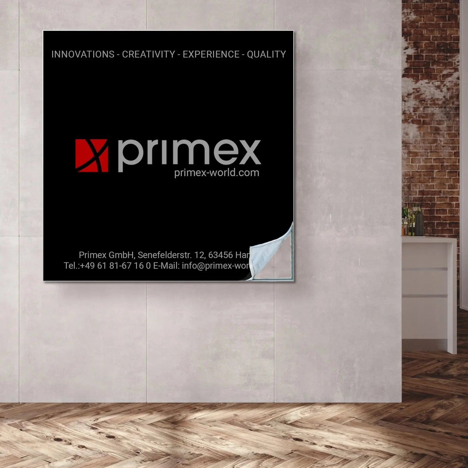 Textilspannrahmen von Primex bei der Wandmontage mit einfachem Textilwechsel als hochwertige und flexible Lösung für moderne Wandgestaltung.