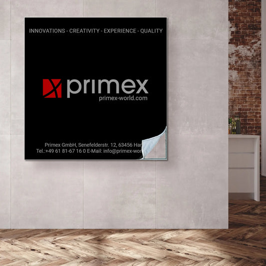 Textilspannrahmen von Primex bei der Wandmontage mit einfachem Textilwechsel als hochwertige und flexible Lösung für moderne Wandgestaltung.